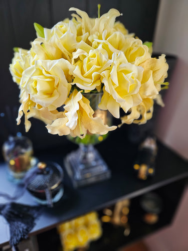 *NEW* LUXURY VERSAILLES LILIES & ROSES BOUQUET - YELLOW - GOLD BADGE - VLR08